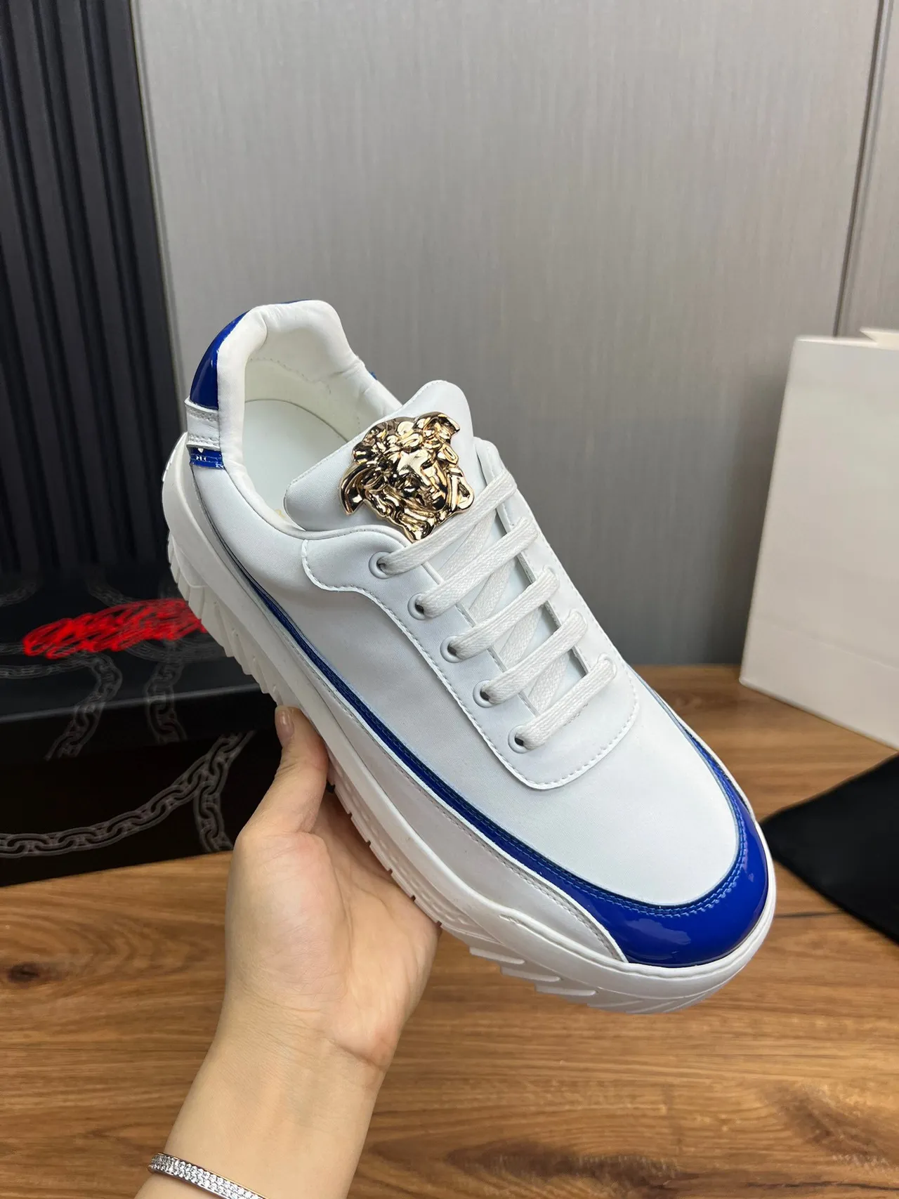 Versace Chain Reaction Blancs et Bleus à Plateforme en Cuir Verni Style de Vie 7