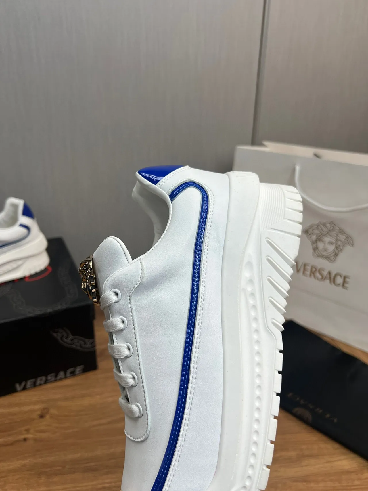 Versace Chain Reaction Blancs et Bleus à Plateforme en Cuir Verni Style de Vie 8