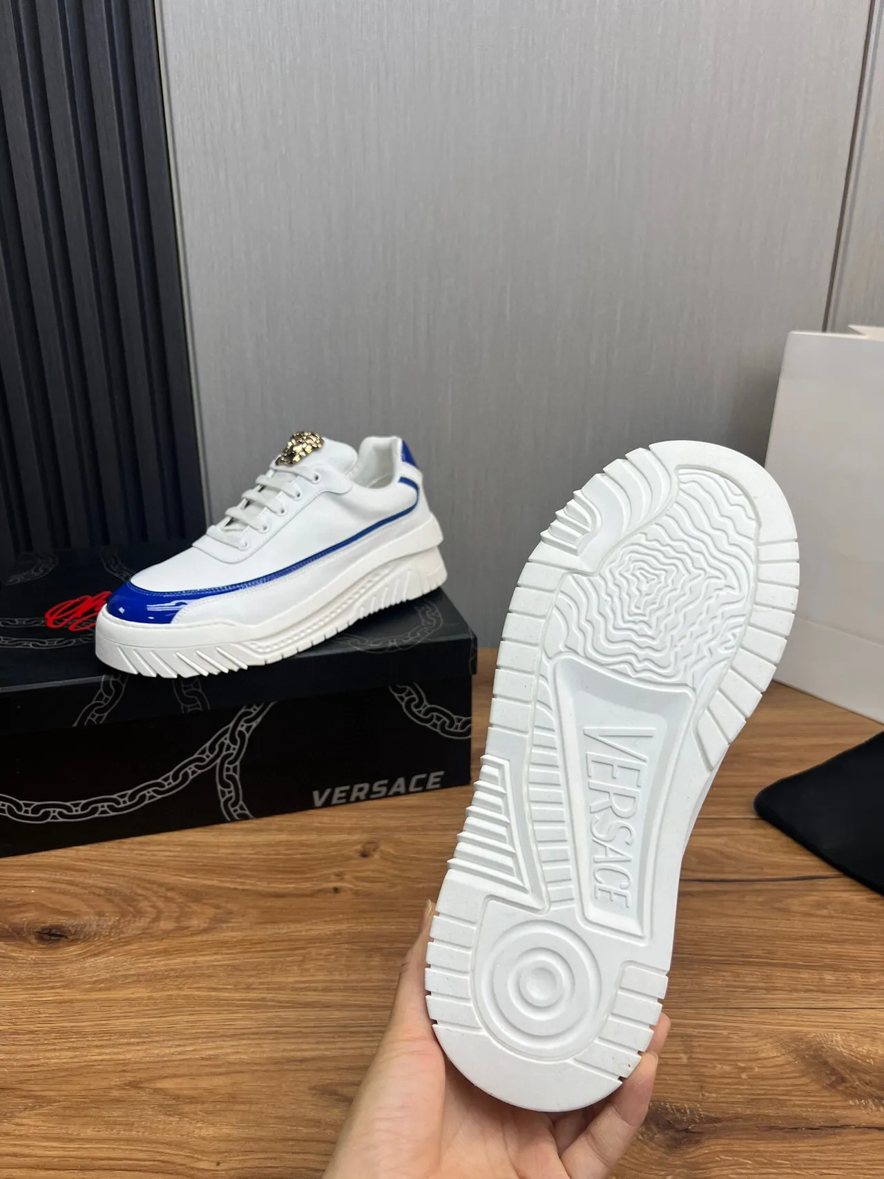 Versace Chain Reaction Blancs et Bleus à Plateforme en Cuir Verni Style de Vie 9
