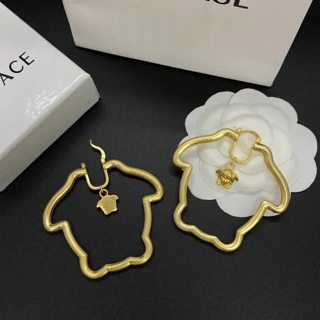 Versace Medusa Boucles d'oreilles dorées en forme de t-shirt aro pendentif charmant 3