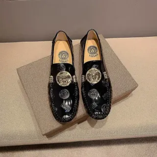 Versace Medusa लूफर काली चमकदार पैटेंट लेदर सोने का Medusa मेडेलियन लूफर