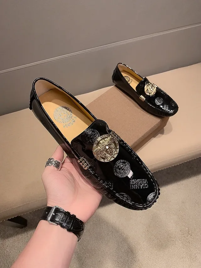 Versace Medusa حذاء لوفر أسود لامع جلد صناعي لامع ميداليون Medusa ذهبي حذاء لوفر 2