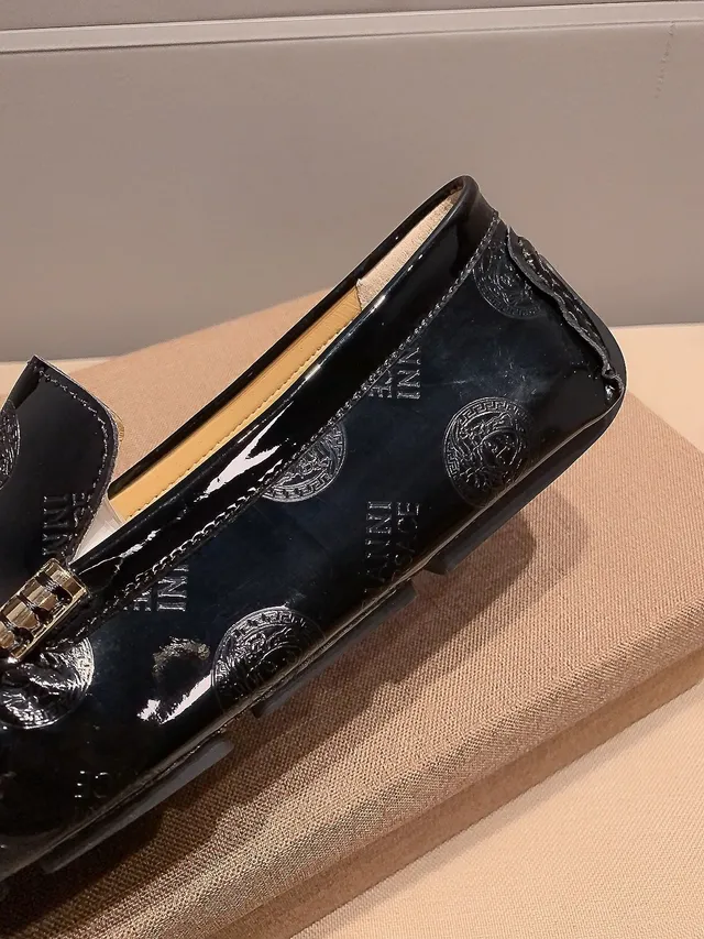 Versace Medusa حذاء لوفر أسود لامع جلد صناعي لامع ميداليون Medusa ذهبي حذاء لوفر 4