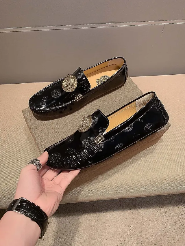 Versace Medusa حذاء لوفر أسود لامع جلد صناعي لامع ميداليون Medusa ذهبي حذاء لوفر 5