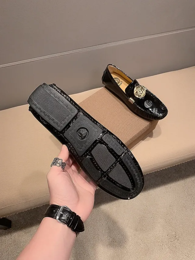 Versace Medusa حذاء لوفر أسود لامع جلد صناعي لامع ميداليون Medusa ذهبي حذاء لوفر 7