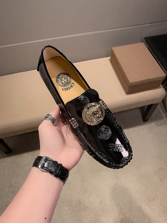 Versace Medusa حذاء لوفر أسود لامع جلد صناعي لامع ميداليون Medusa ذهبي حذاء لوفر 9