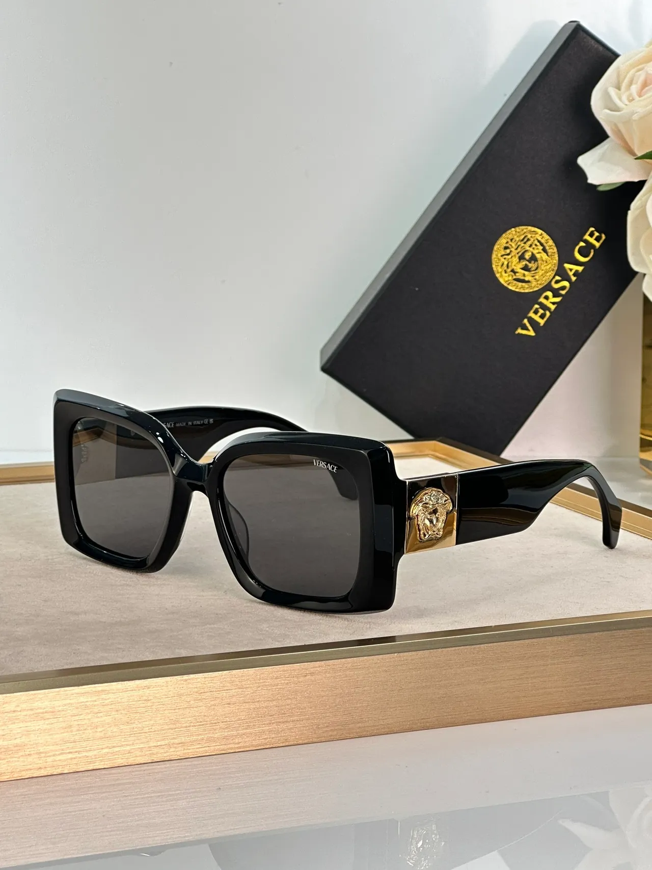 Versace Medusa Lunettes de Soleil Carrées Noires et Or 4