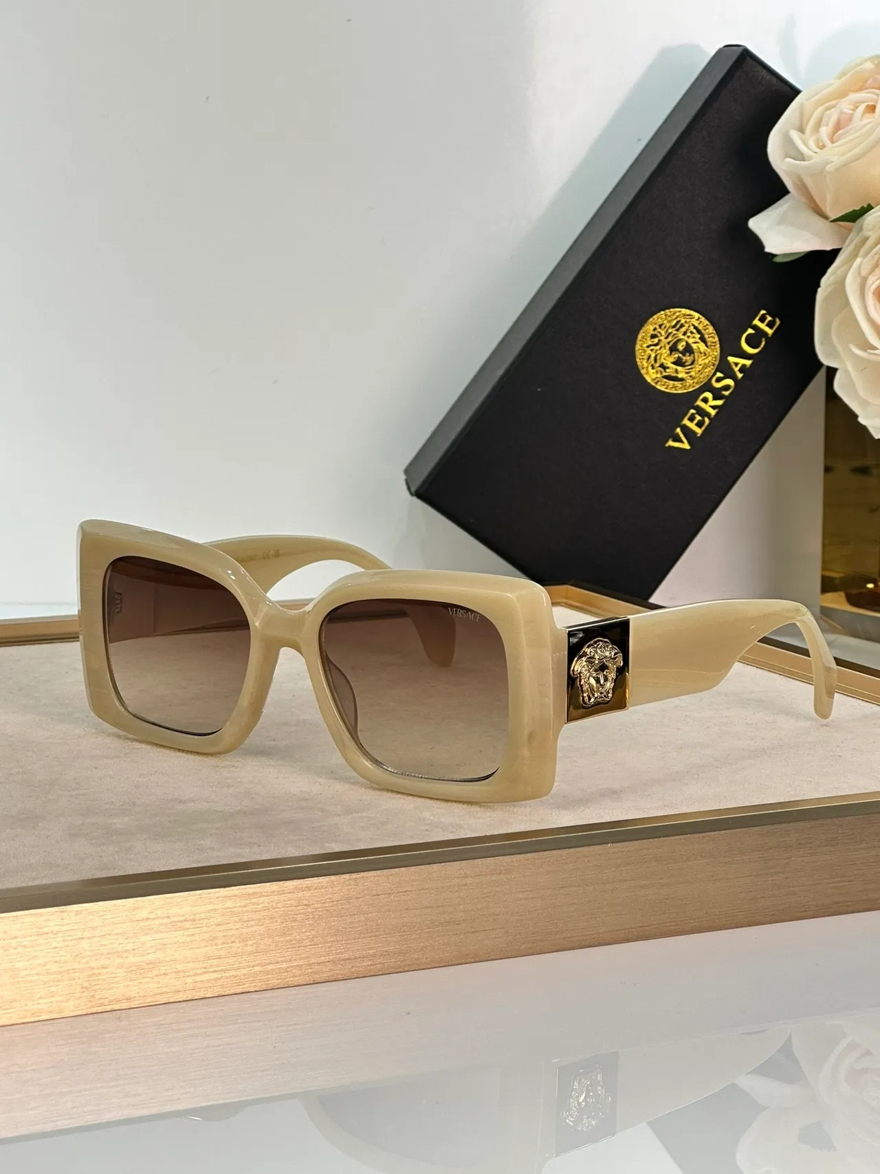 Versace Medusa Lunettes de Soleil Carrées Noires et Or 5
