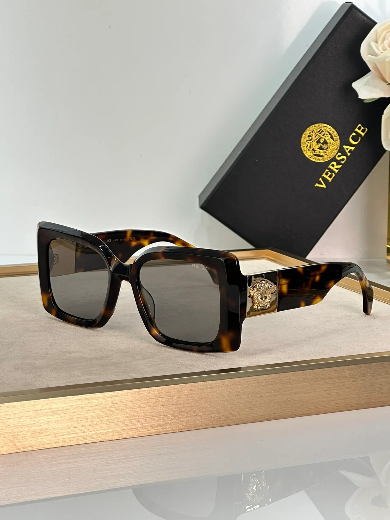 Versace Medusa Lunettes de Soleil Carrées Noires et Or 6