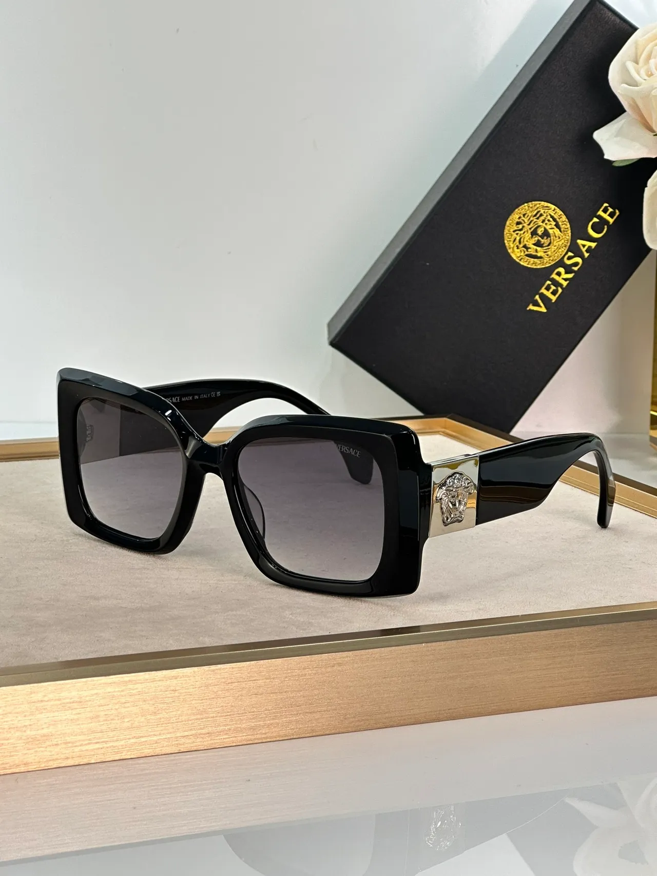 Versace Medusa Lunettes de Soleil Carrées Noires et Or 7