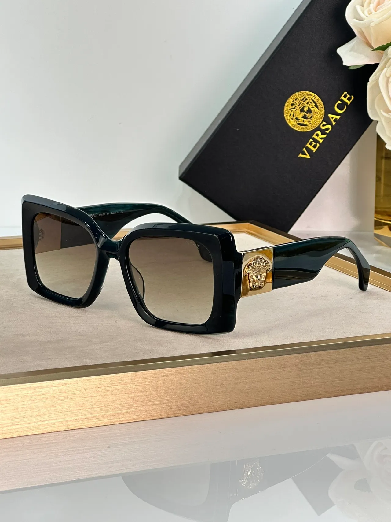 Versace Medusa Lunettes de Soleil Carrées Noires et Or 9