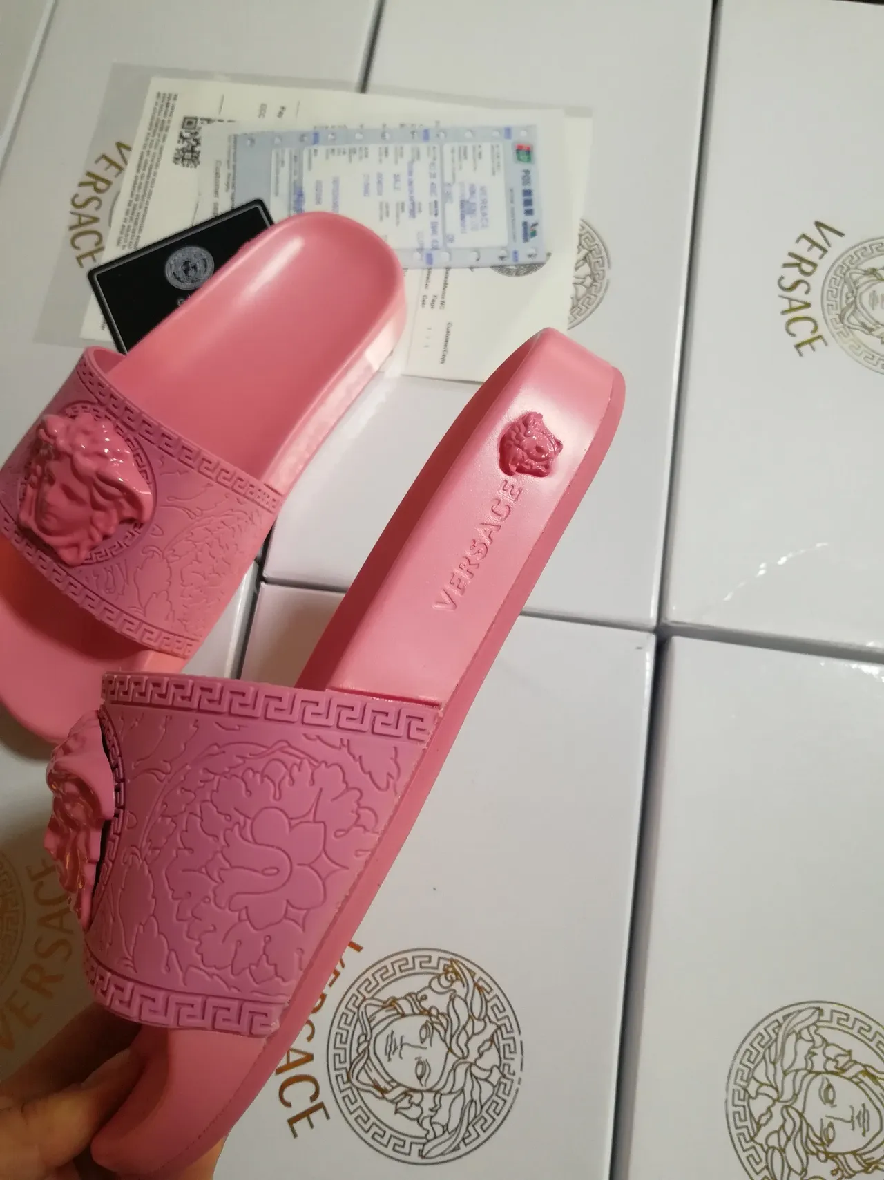 Versace حذاء منزلي وردي أحادي اللون مصنوع من المطاط المطبع برأس ميدوسا مرتفع 2