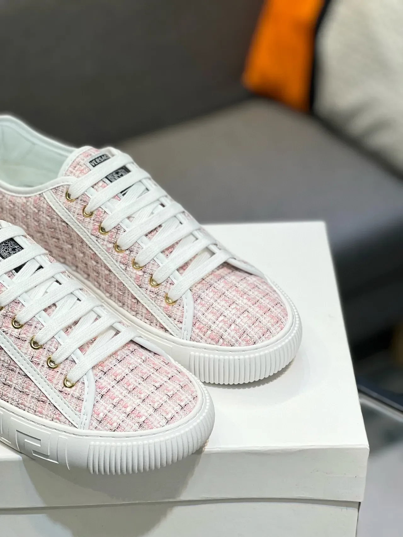 Versace وردي أبيض Tweed أعلى Greca-Key وسيطة أسلوب الحياة حذاء رياضي 5