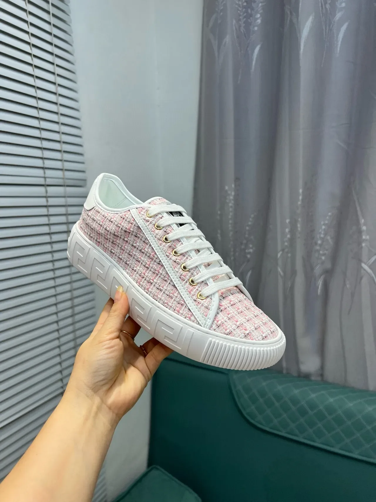 Versace وردي أبيض Tweed أعلى Greca-Key وسيطة أسلوب الحياة حذاء رياضي 7