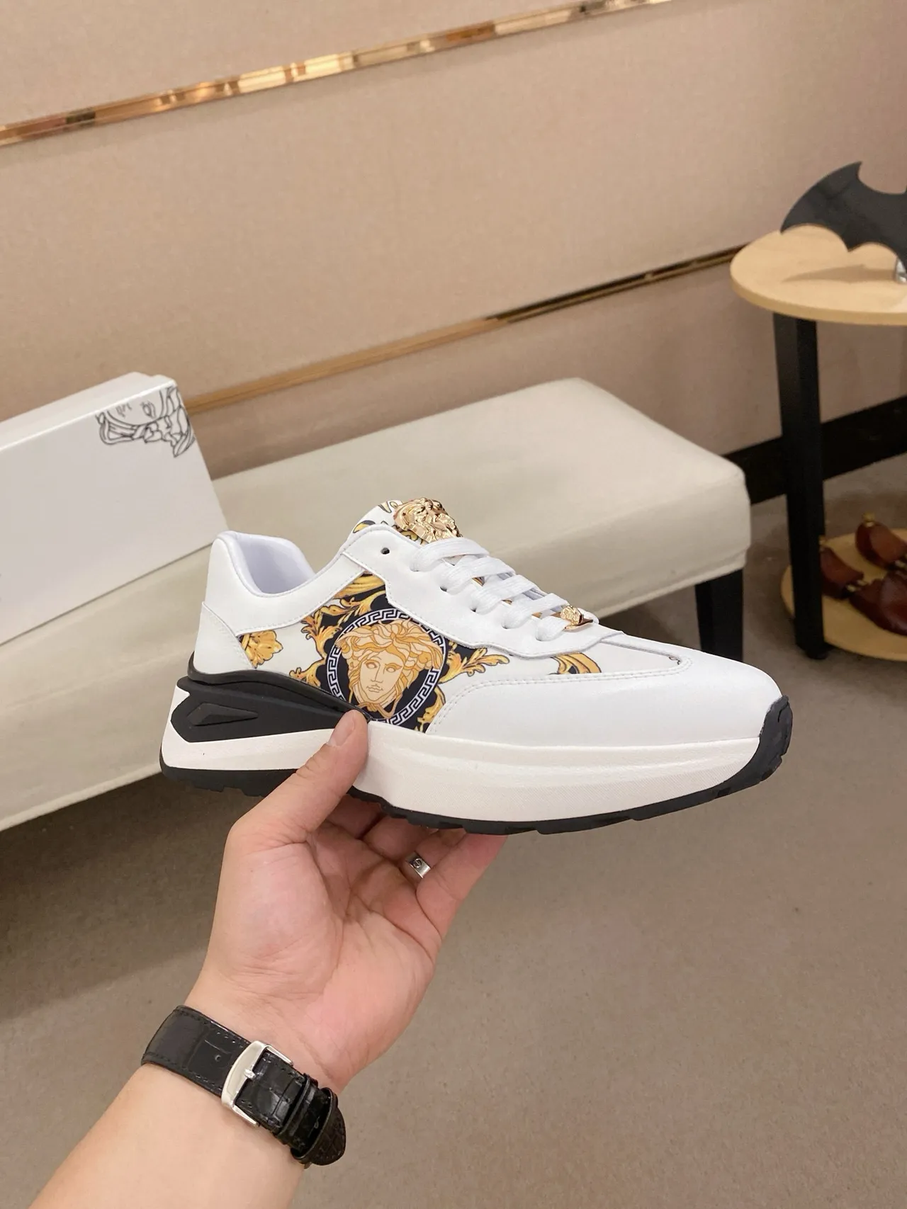 Versace সাদা সোনালি Medusa-Print সাইড প্যানেল ব্যারোক অর্নামেন্টেশন চাঙ্কি স্নিকার 4