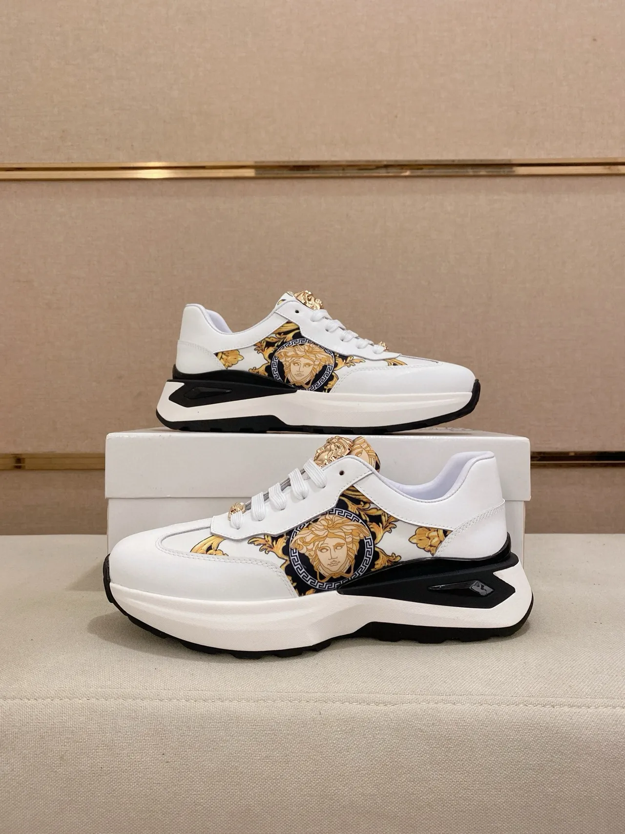 Versace সাদা সোনালি Medusa-Print সাইড প্যানেল ব্যারোক অর্নামেন্টেশন চাঙ্কি স্নিকার 7