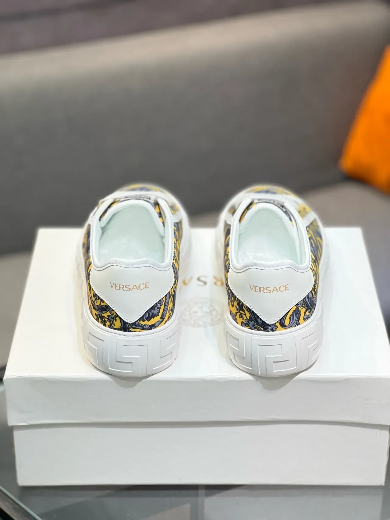 Versace Jaune Noir Impression Florale Baroque Greca Key Détail de la semelle intermédiaire Basket lifestyle 2