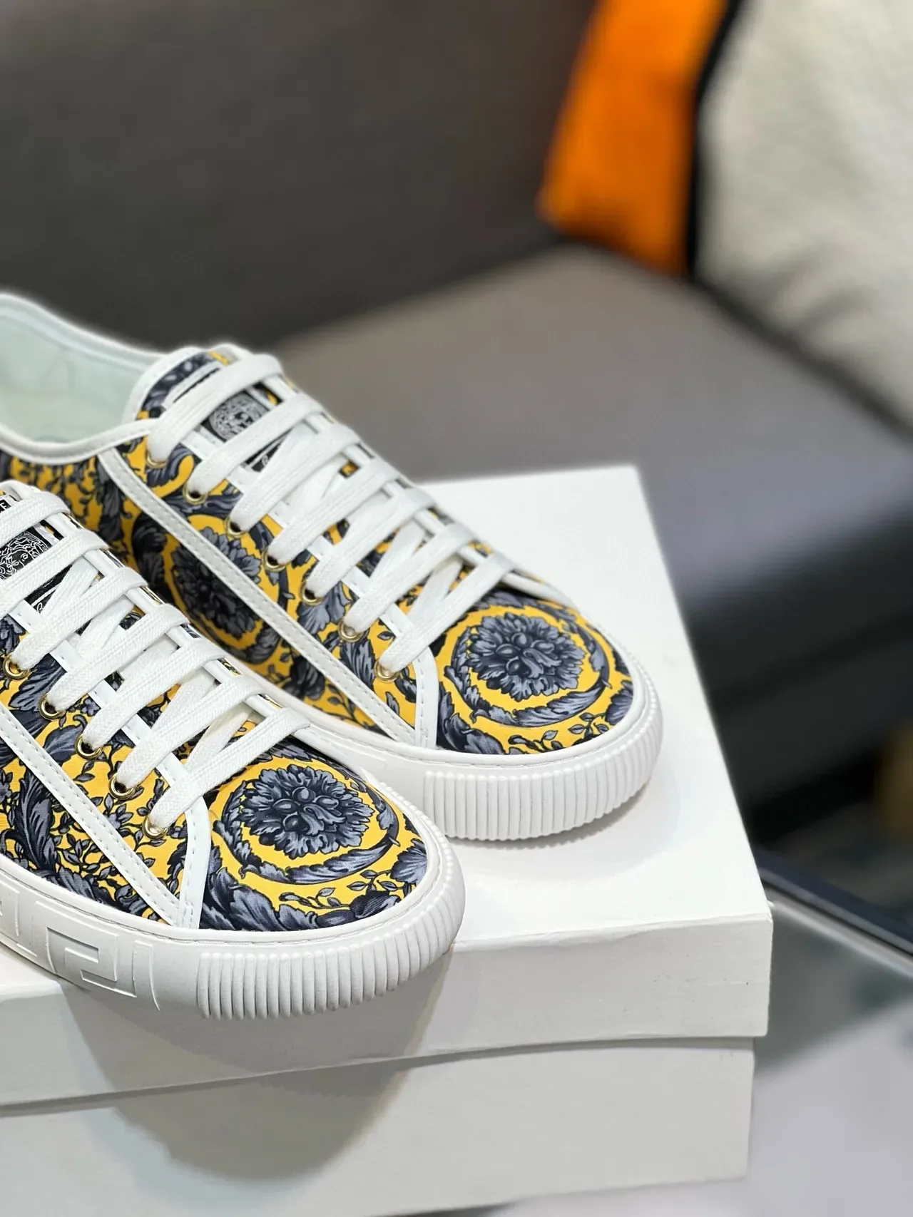 Versace Jaune Noir Impression Florale Baroque Greca Key Détail de la semelle intermédiaire Basket lifestyle 4