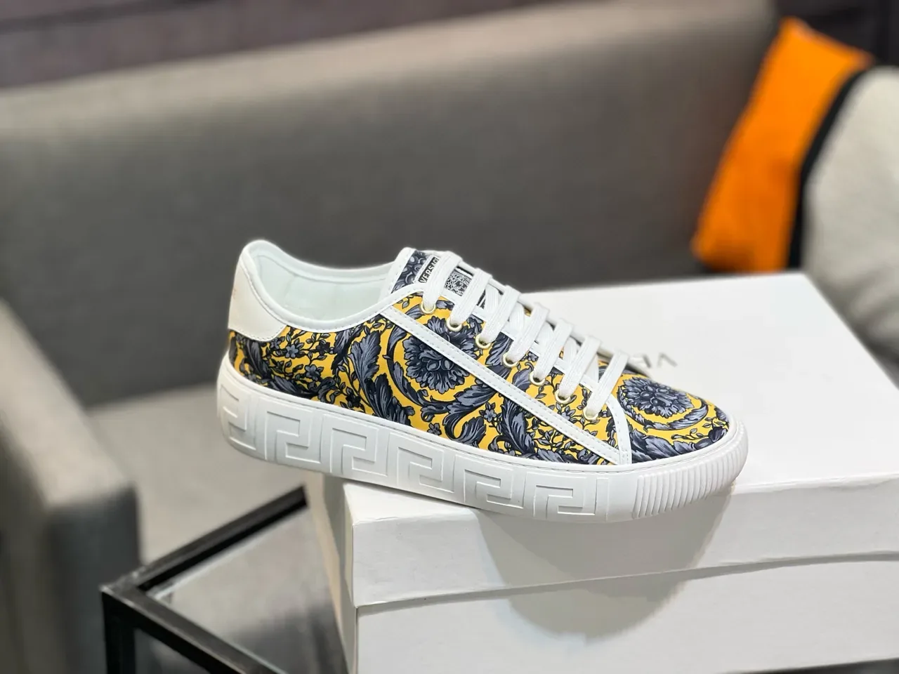 Versace Jaune Noir Impression Florale Baroque Greca Key Détail de la semelle intermédiaire Basket lifestyle 5