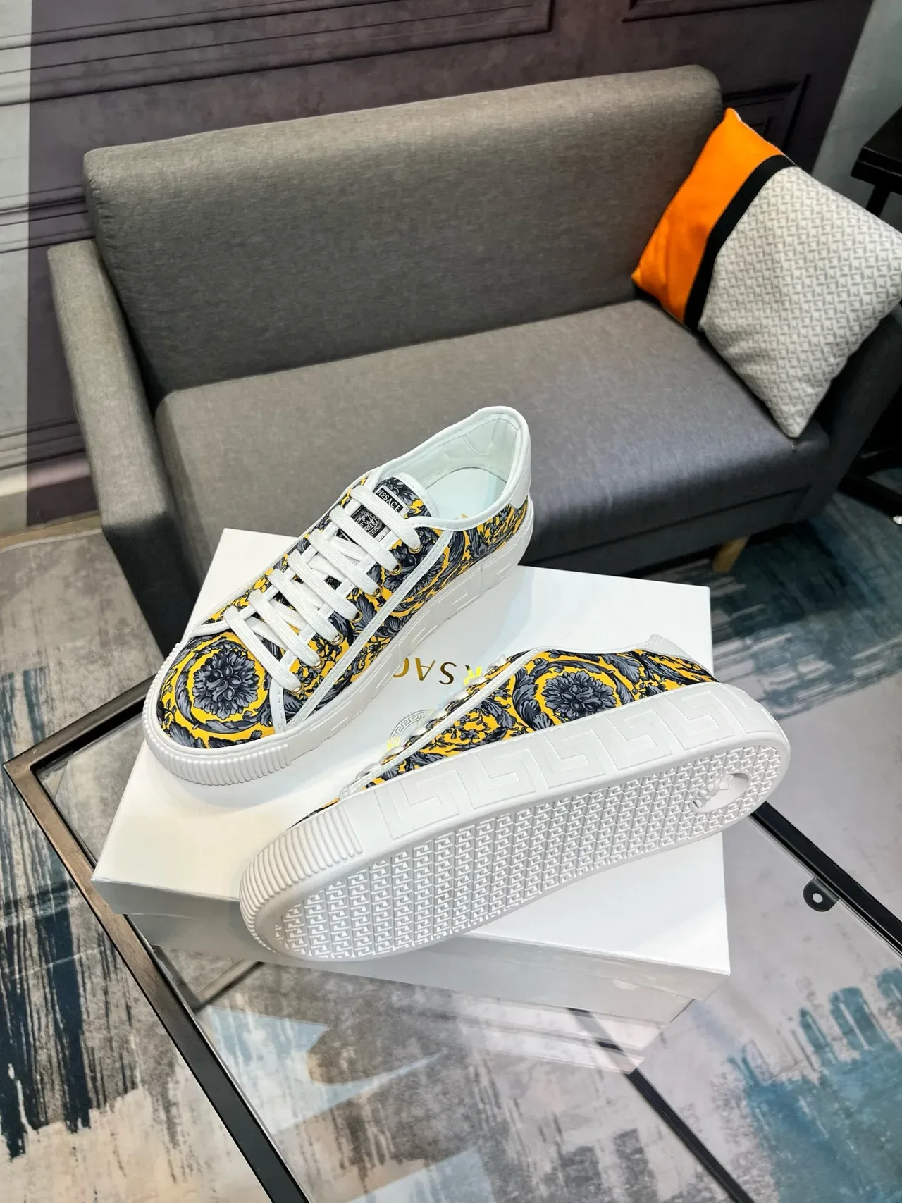 Versace Jaune Noir Impression Florale Baroque Greca Key Détail de la semelle intermédiaire Basket lifestyle 6