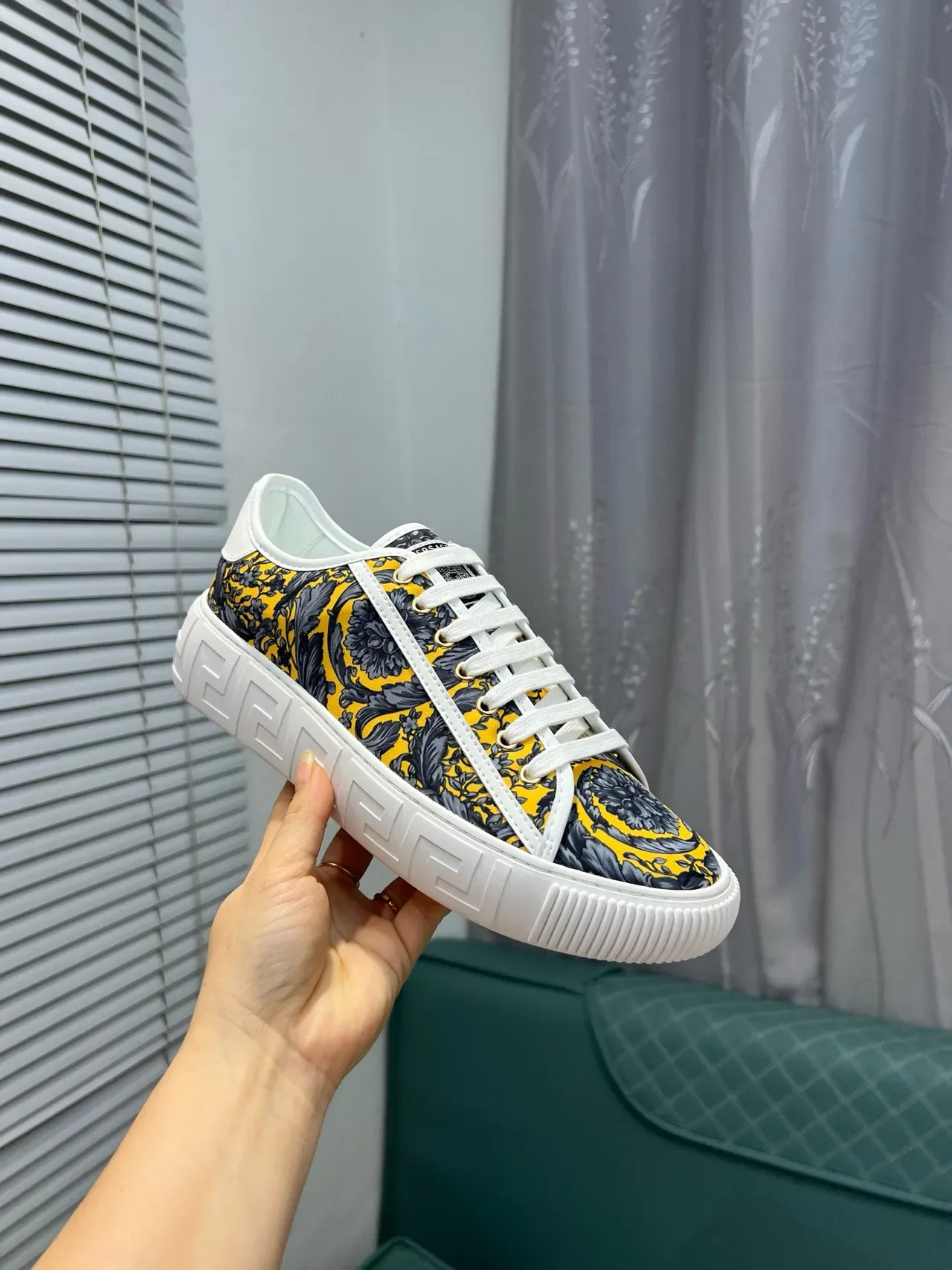 Versace Jaune Noir Impression Florale Baroque Greca Key Détail de la semelle intermédiaire Basket lifestyle 7