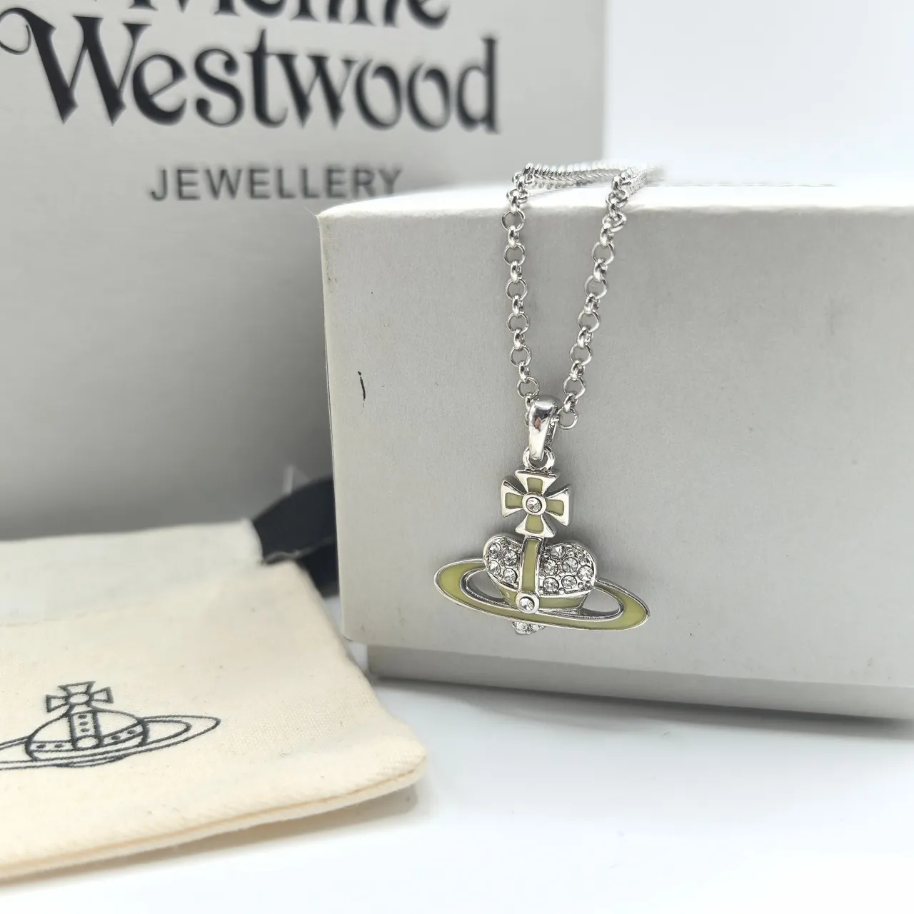 Vivienne Westwood colar com detalhe de esmalte de motivo orb rosa e verde 2