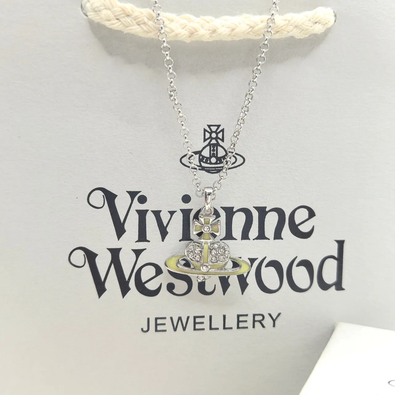 Vivienne Westwood colar com detalhe de esmalte de motivo orb rosa e verde 3