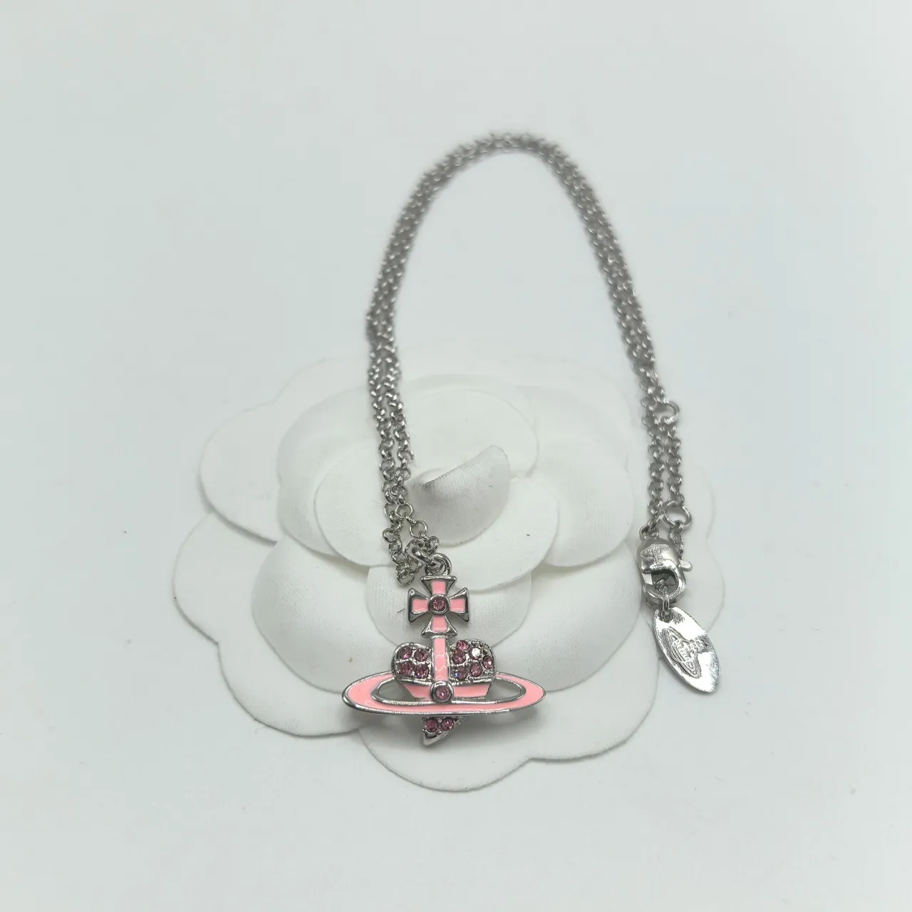 Vivienne Westwood colar com detalhe de esmalte de motivo orb rosa e verde 4