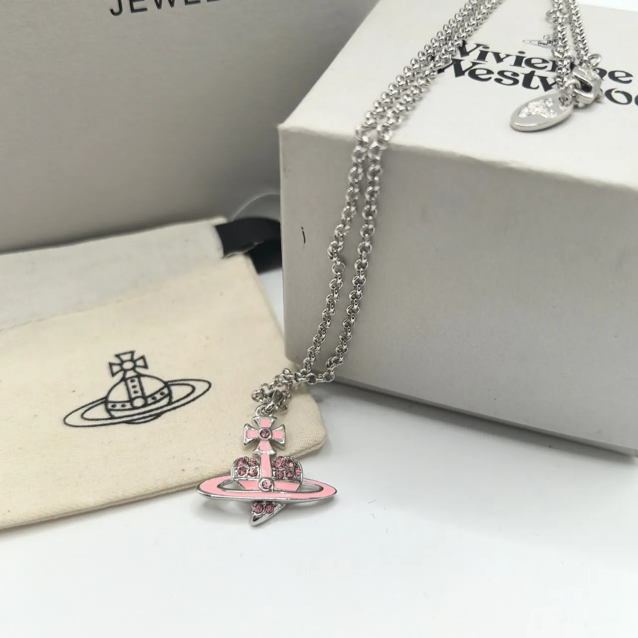Vivienne Westwood colar com detalhe de esmalte de motivo orb rosa e verde 6