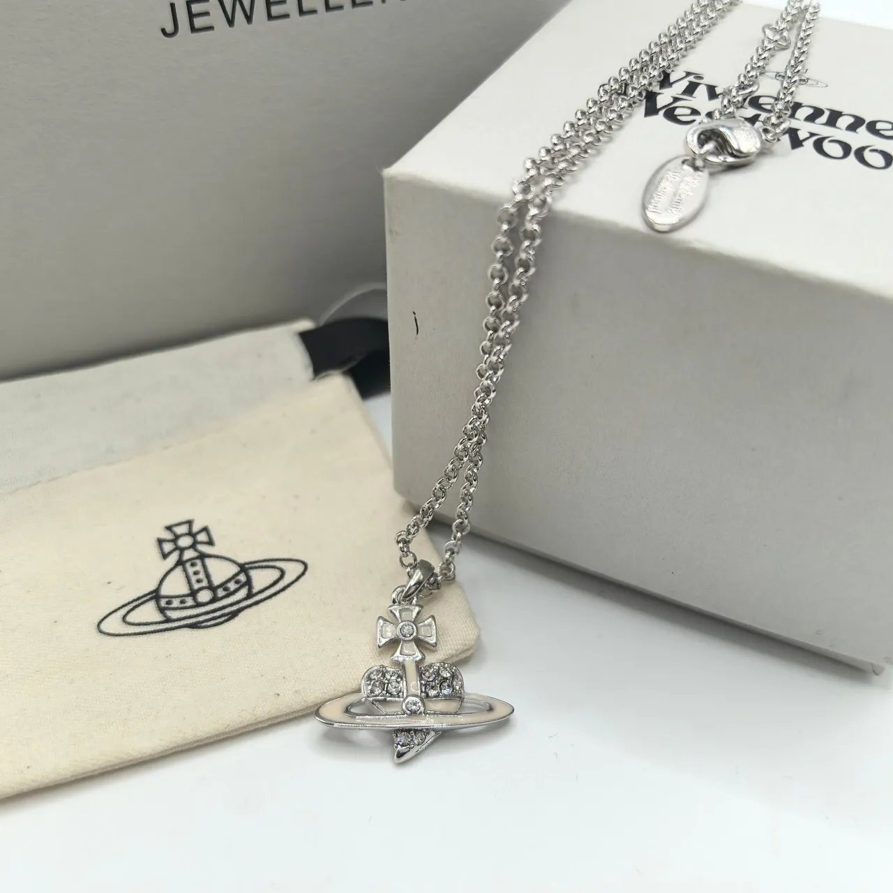 Vivienne Westwood colar com detalhe de esmalte de motivo orb rosa e verde 7