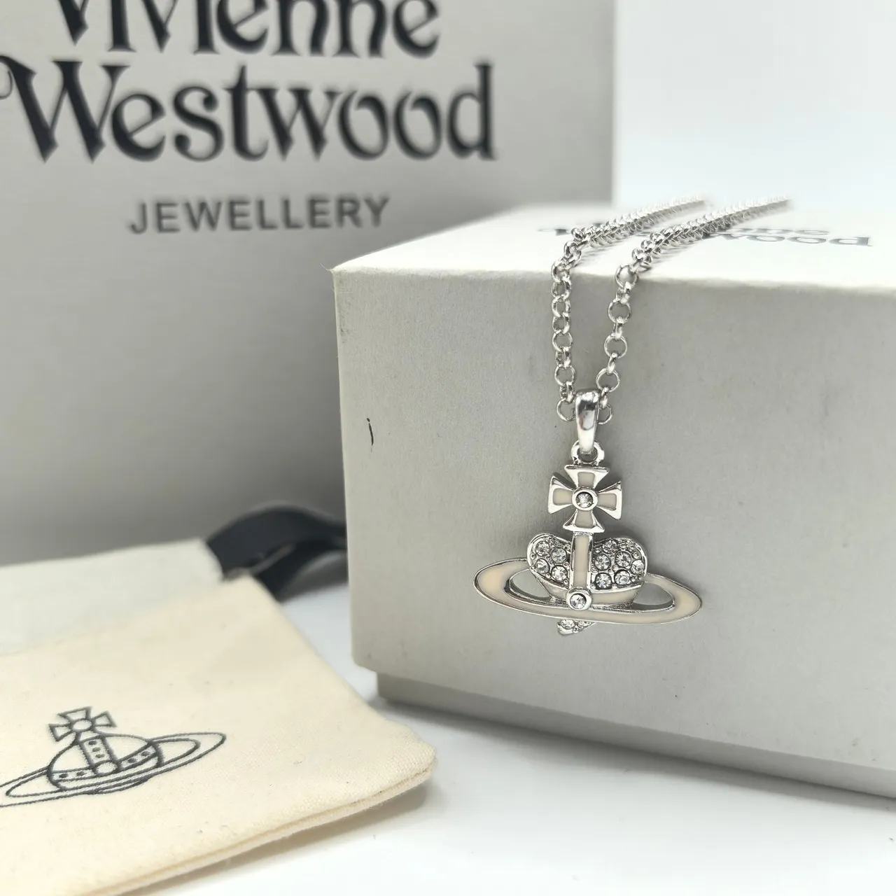 Vivienne Westwood colar com detalhe de esmalte de motivo orb rosa e verde 8