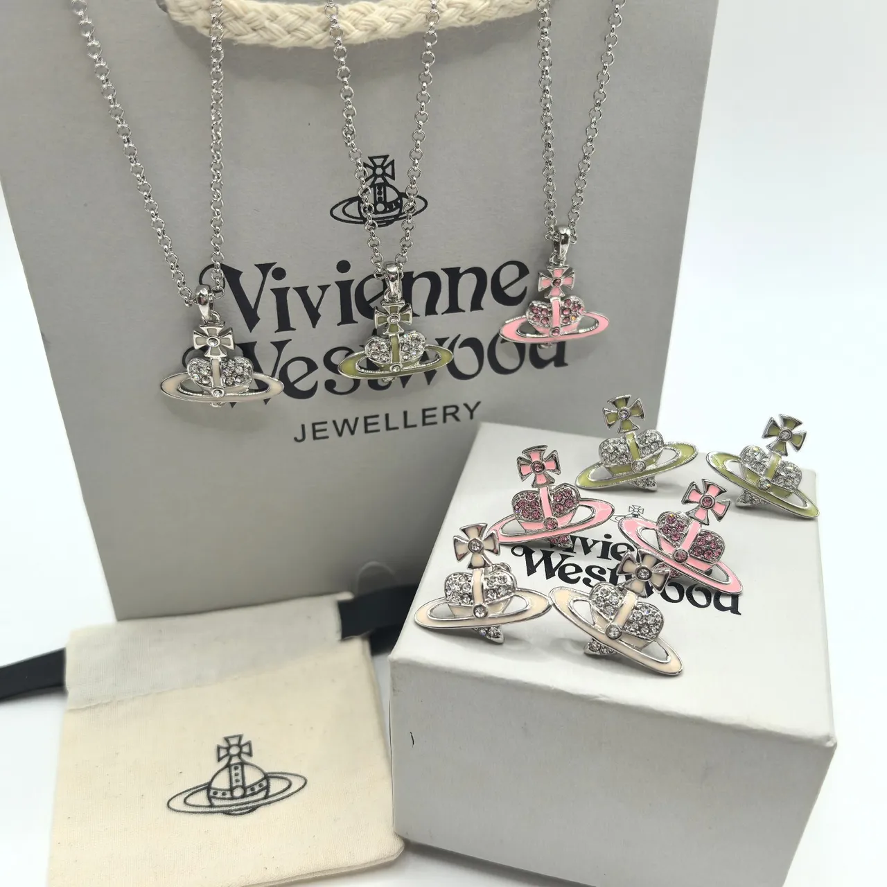 Vivienne Westwood colar com detalhe de esmalte de motivo orb rosa e verde 9