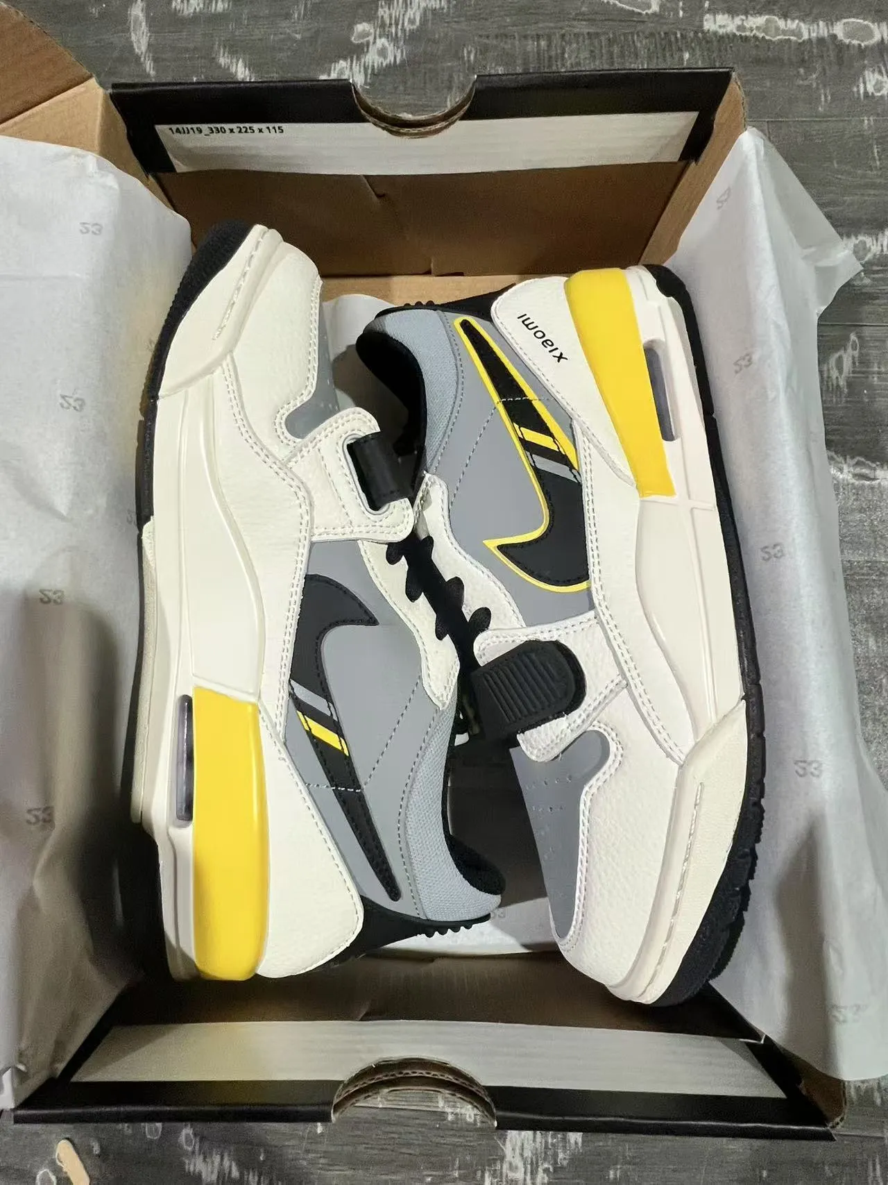 Xiaomi White Yellow Laceless Strap Closure Visible Heel Air Unit Sneakers 3