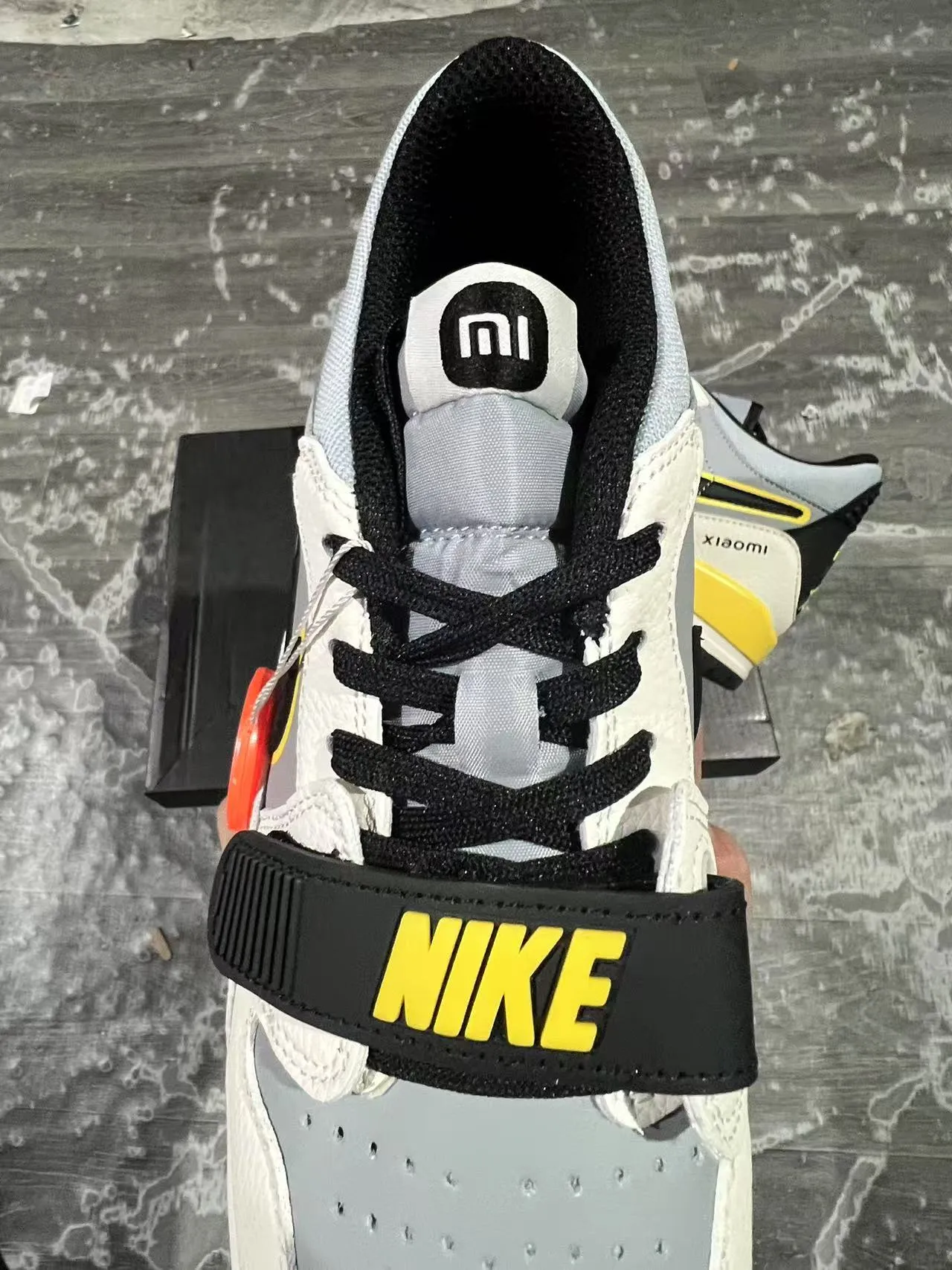 Xiaomi White Yellow Laceless Strap Closure Visible Heel Air Unit Sneakers 8