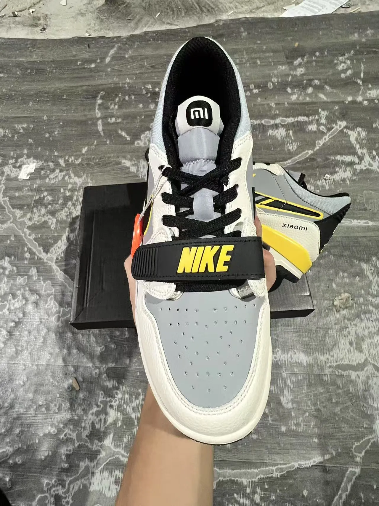Xiaomi White Yellow Laceless Strap Closure Visible Heel Air Unit Sneakers 9
