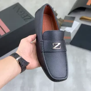 Zegna काला भूरा पेबल्ड लेदर मेटल 'Z' लोगो लोफर