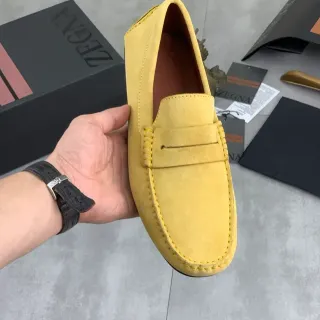 Zegna पीला-भूरा साबर अपर पेनी स्ट्रैप लोफर