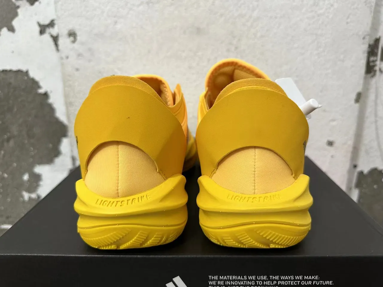 Adidas ADIZERO Chaussures de Basketball Jaune Blanc Noir 2