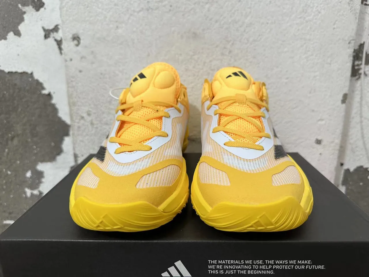 Adidas ADIZERO Chaussures de Basketball Jaune Blanc Noir 3