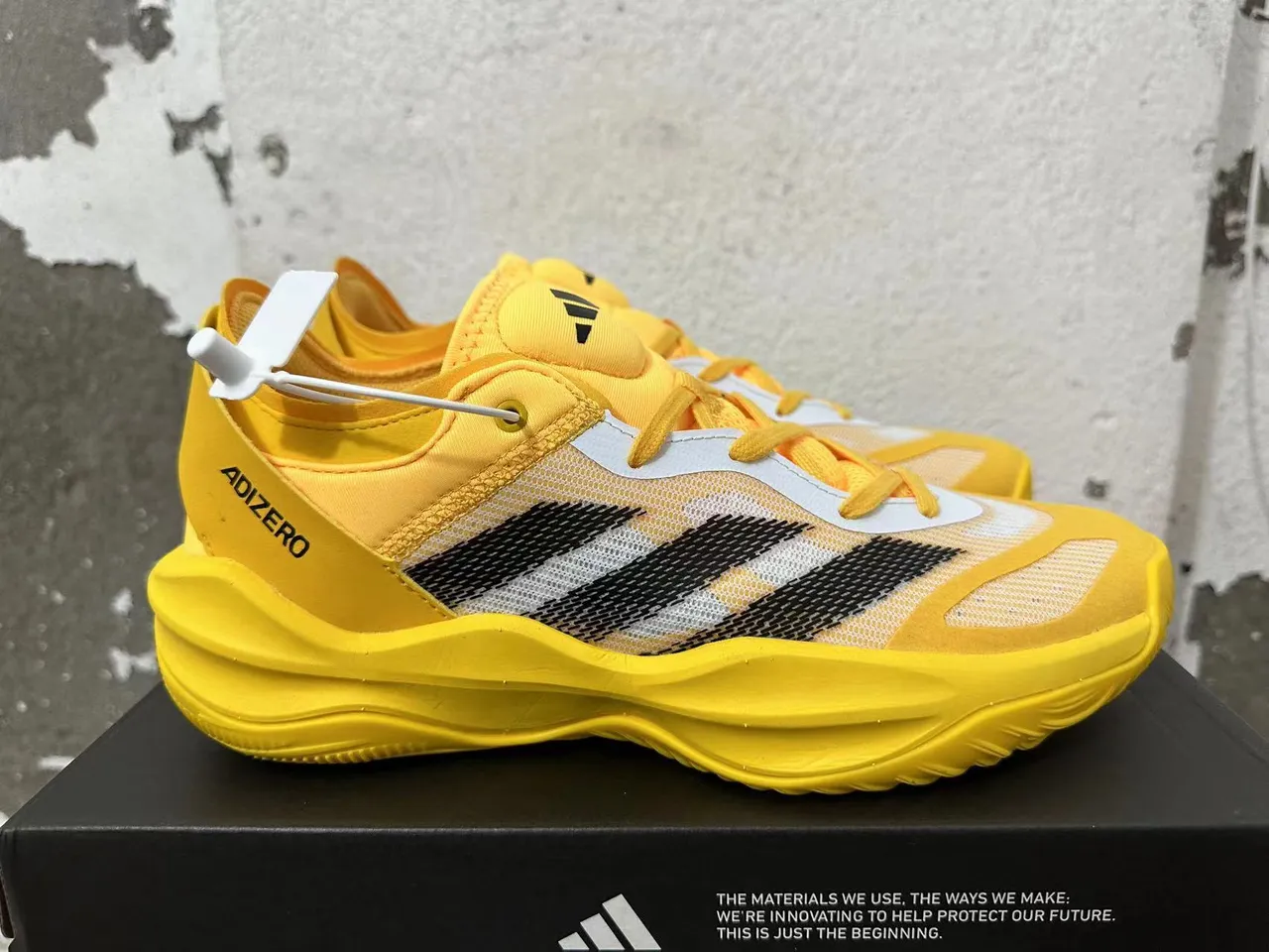 Adidas ADIZERO Chaussures de Basketball Jaune Blanc Noir 4