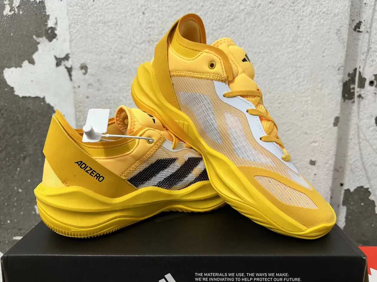 Adidas ADIZERO Chaussures de Basketball Jaune Blanc Noir 5