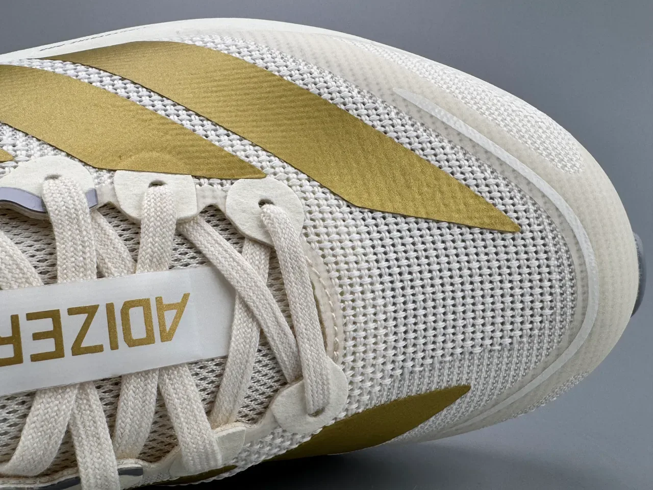 Adidas Beige Gold Chaussures de running avec upper en mesh engineered et trois rayures métalliques 2