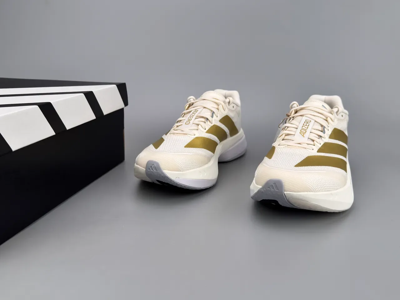 Adidas Beige Gold Chaussures de running avec upper en mesh engineered et trois rayures métalliques 3