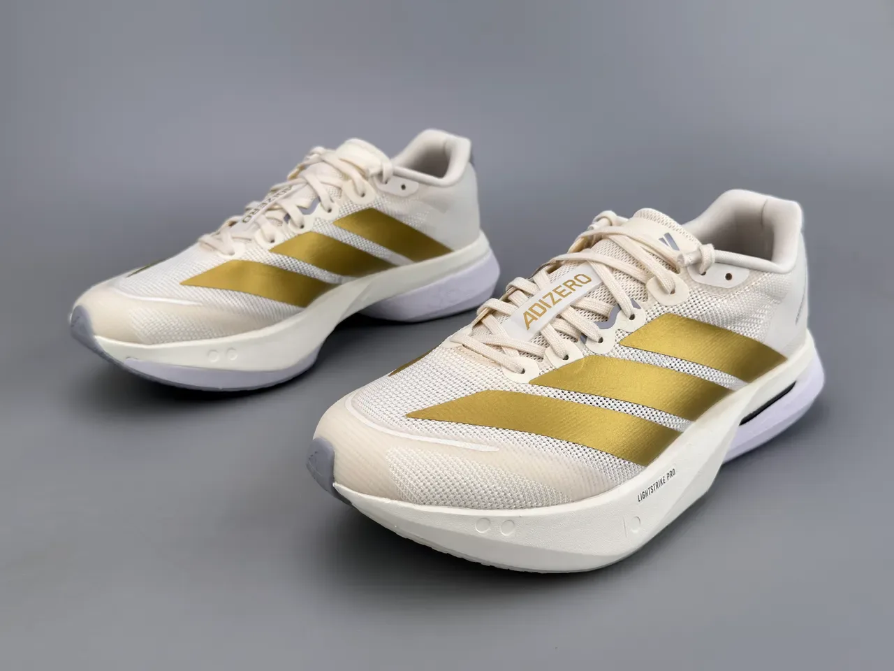 Adidas Beige Gold Chaussures de running avec upper en mesh engineered et trois rayures métalliques 5