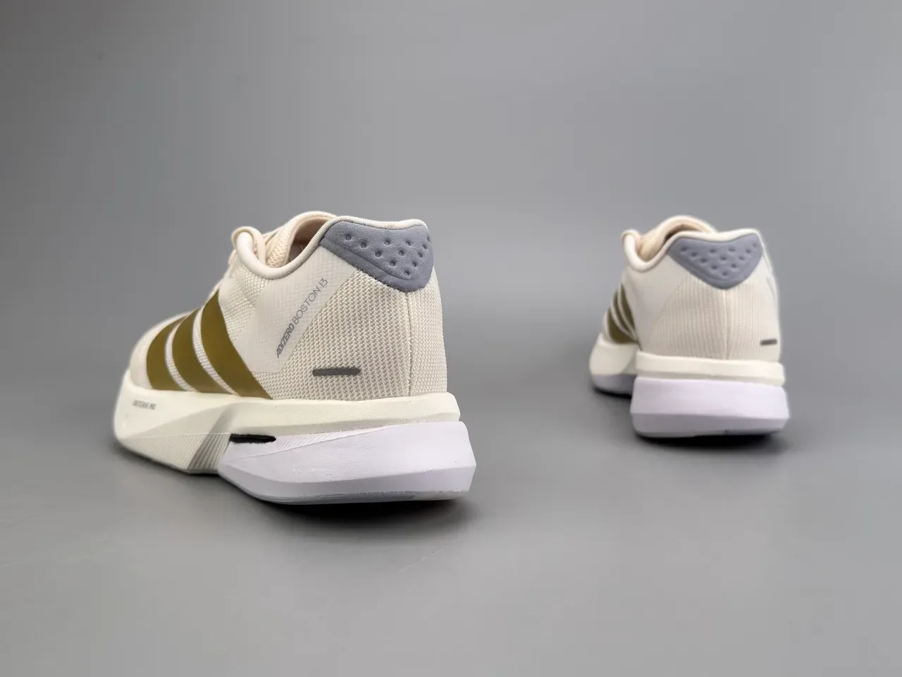 Adidas Beige Gold Chaussures de running avec upper en mesh engineered et trois rayures métalliques 6
