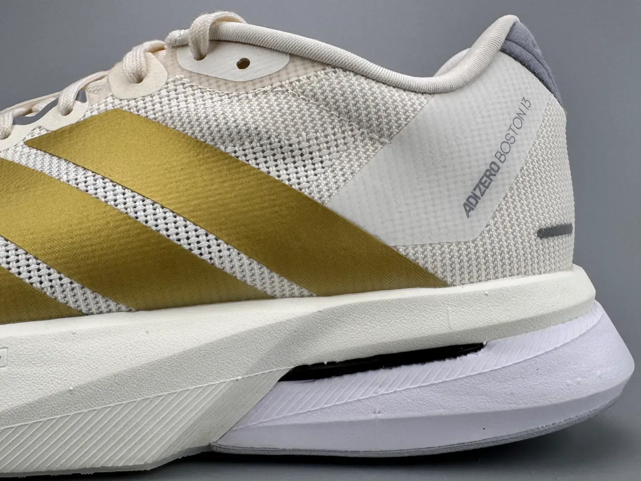 Adidas Beige Gold Chaussures de running avec upper en mesh engineered et trois rayures métalliques 7