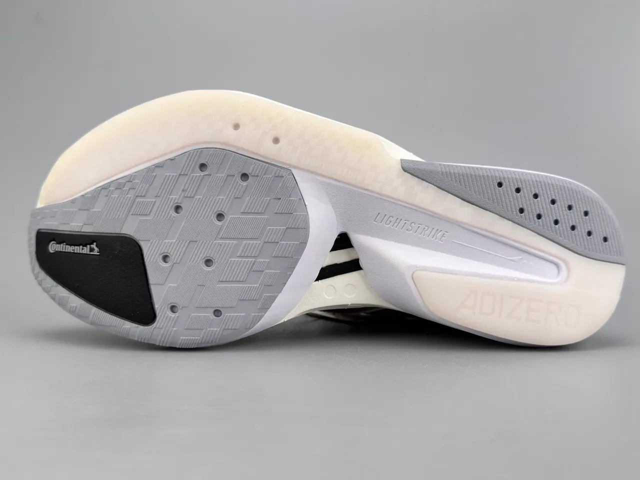 Adidas Beige Gold Chaussures de running avec upper en mesh engineered et trois rayures métalliques 8