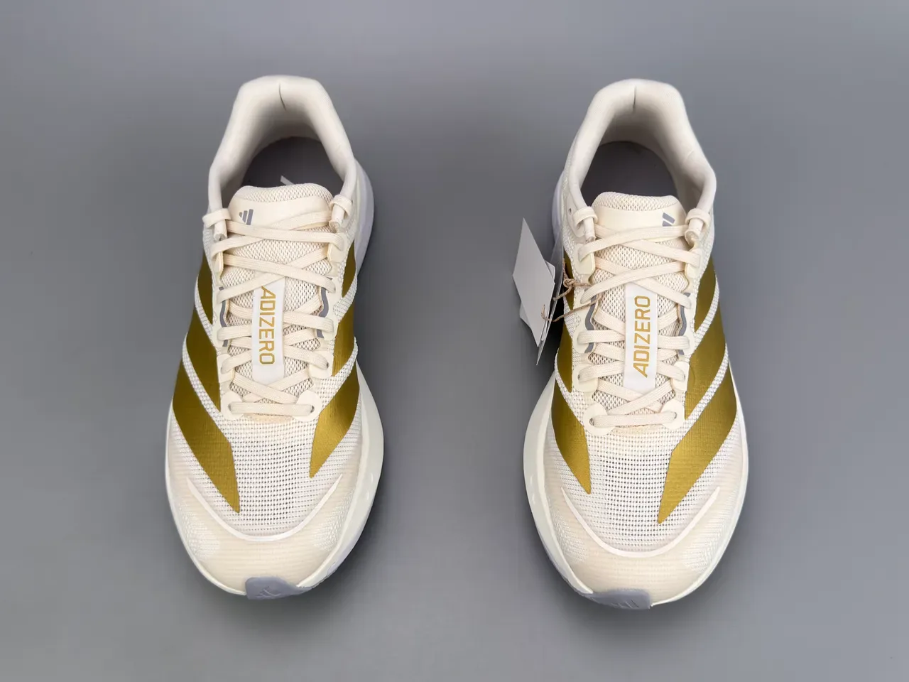 Adidas Beige Gold Chaussures de running avec upper en mesh engineered et trois rayures métalliques 9