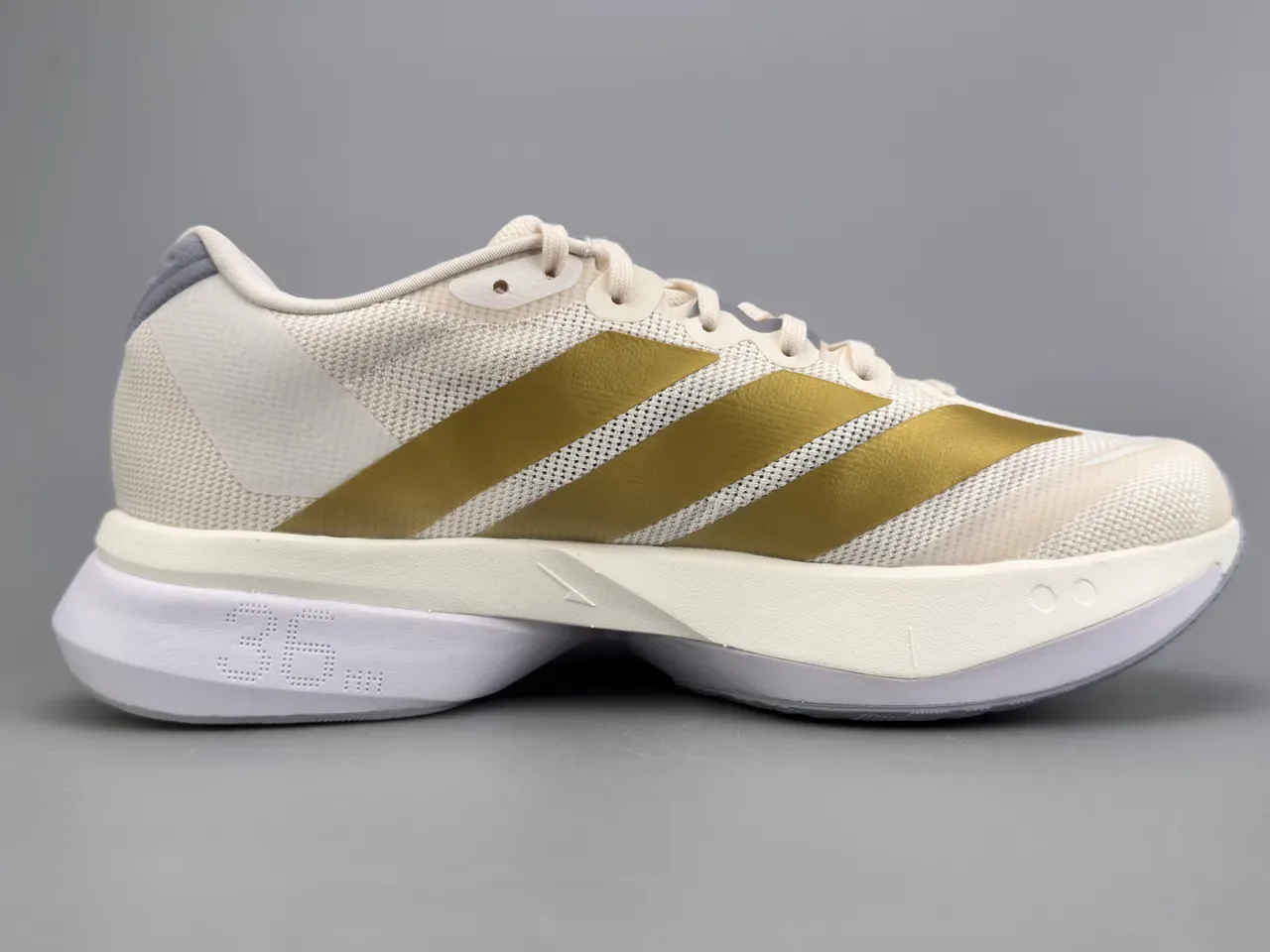 Adidas Beige Gold Chaussures de running avec upper en mesh engineered et trois rayures métalliques 10