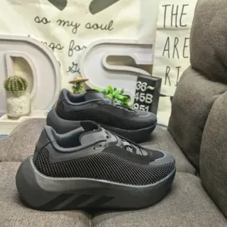 Adidas काला और भूरा मेश लाइफस्टाइल स्नीकर्स